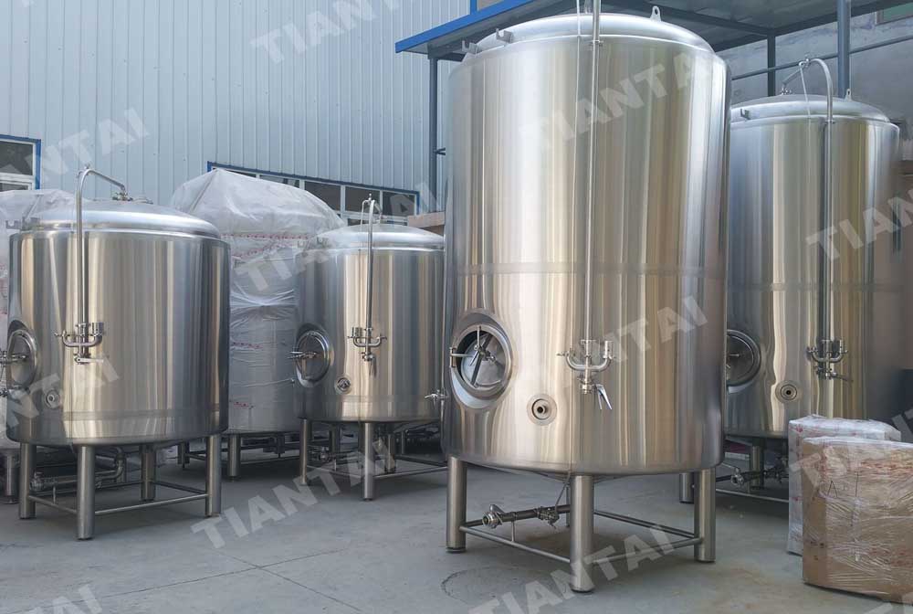 <b>120HL Double wall bright beer tank</b>